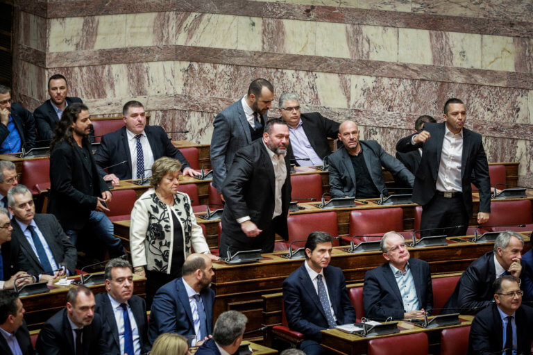 Βουλή: Επεισόδιο με βουλευτές της Χρυσής Αυγής – video | Newsit.gr Βουλή: Επεισόδιο με βουλευτές της Χρυσής Αυγής – video | Newsit.gr