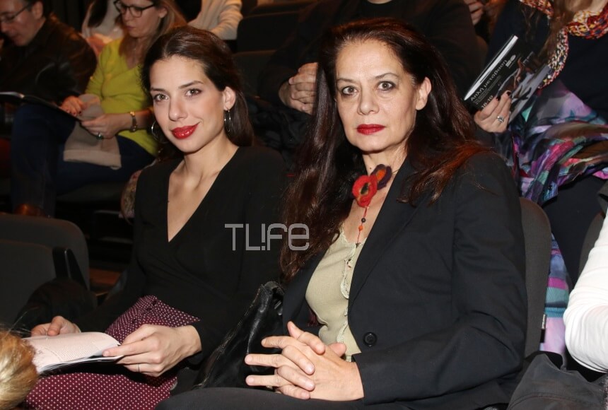 Λίλα Καφαντάρη: Σπάνια βραδινή έξοδος στο θέατρο με την κόρη της, Ηλιάνα Μαυρομάτη! [pics]