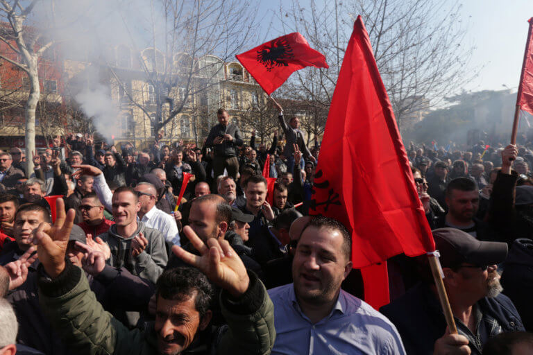«Καμίνι» η Αλβανία – Χιλιάδες διαδηλωτές ζητούν παραίτηση του πρωθυπουργού Έντι Ράμα | Newsit.gr «Καμίνι» η Αλβανία – Χιλιάδες διαδηλωτές ζητούν παραίτηση του πρωθυπουργού Έντι Ράμα | Newsit.gr
