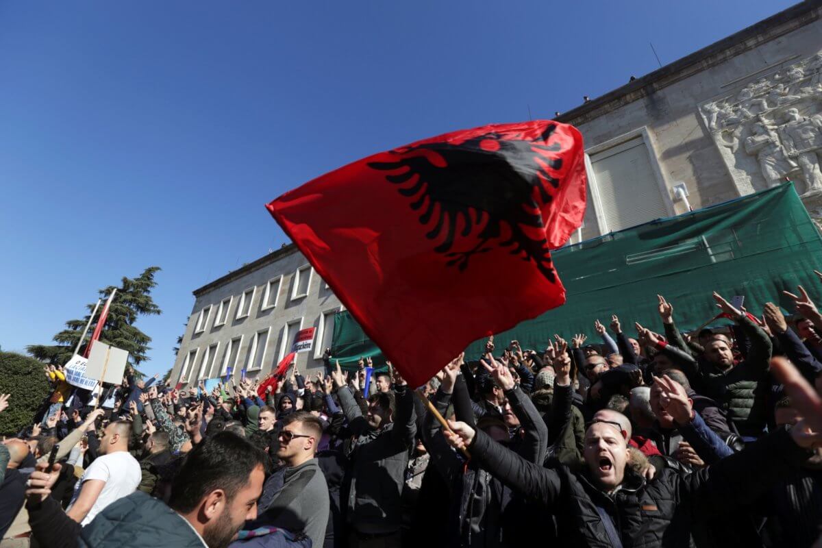 Αλβανία – επεισόδια: 15 διαδηλωτές συνελήφθησαν – 7 αναζητούνται