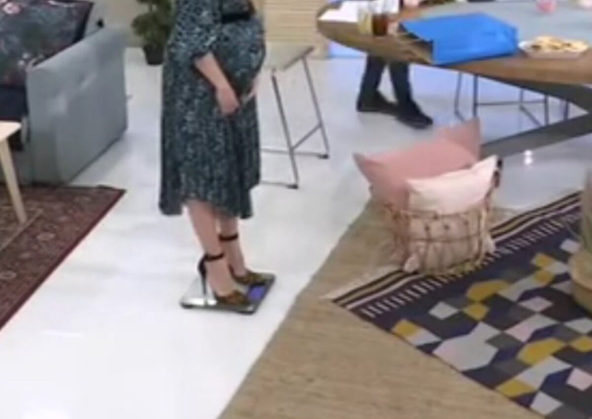 Ανέβηκε on air στη ζυγαριά και αποκάλυψε πόσα κιλά ζυγίζει στον 6ο μήνα της εγκυμοσύνης της