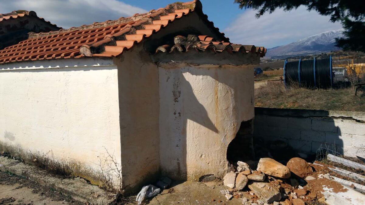 Λάρισα: Διέλυσαν την εκκλησία για να βρουν χρυσές λίρες – Οι εικόνες που άφησαν πίσω [pics]