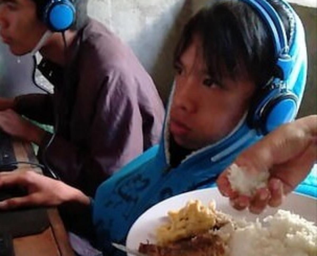 Απελπισμένη μάνα ταΐζει τον 13χρονο εθισμένο γιο της που παίζει video game για 48 ώρες! video