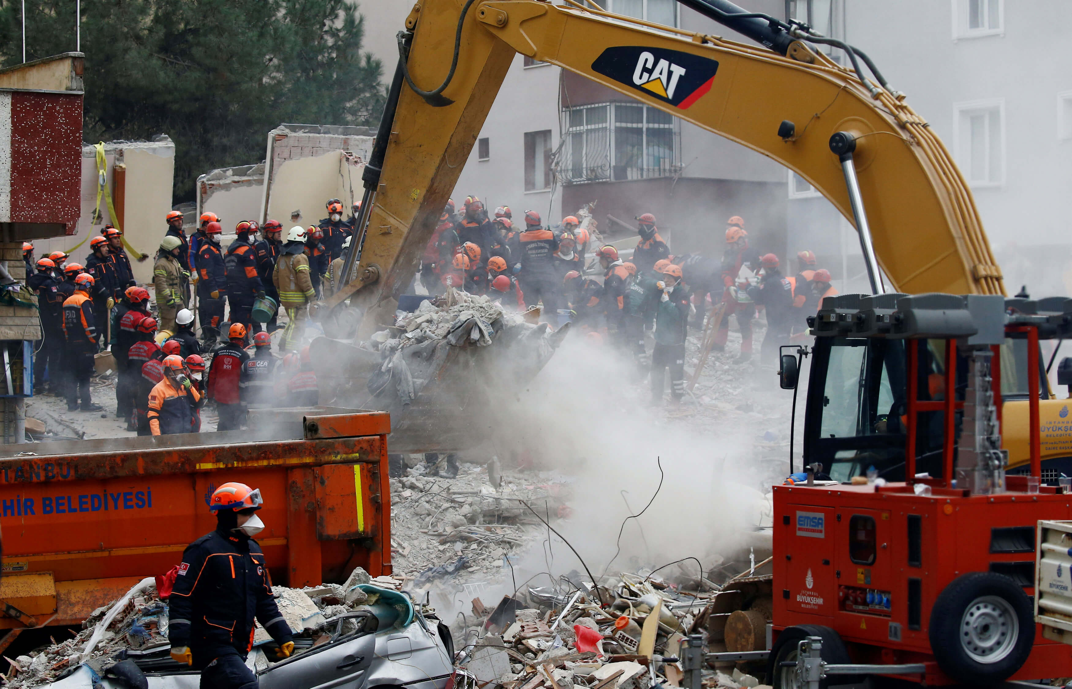 Στους δέκα οι νεκροί από την κατάρρευση πολυκατοικίας στην Κωνσταντινούπολη