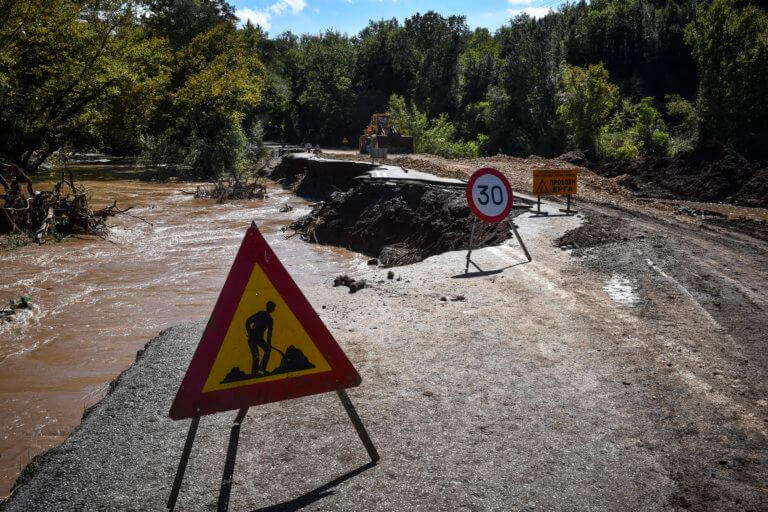 Φωκίδα: Καθίζηση στη Θερμοπυλών – Άμφισσας! Από το ένα ρεύμα η κυκλοφορία