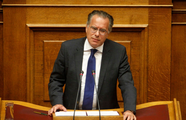 Κουμουτσάκος: Η ατάκα του Καραμανλή και η πορεία από την υπερηφάνεια στη συνθηκολόγηση