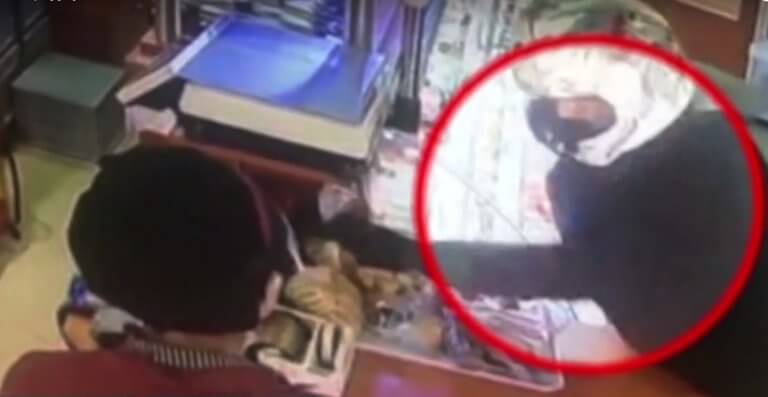 Πιάστηκε ο “γλυκατζής” ληστής που “χτύπαγε” ζαχαροπλαστεία – video | Newsit.gr Πιάστηκε ο “γλυκατζής” ληστής που “χτύπαγε” ζαχαροπλαστεία – video | Newsit.gr