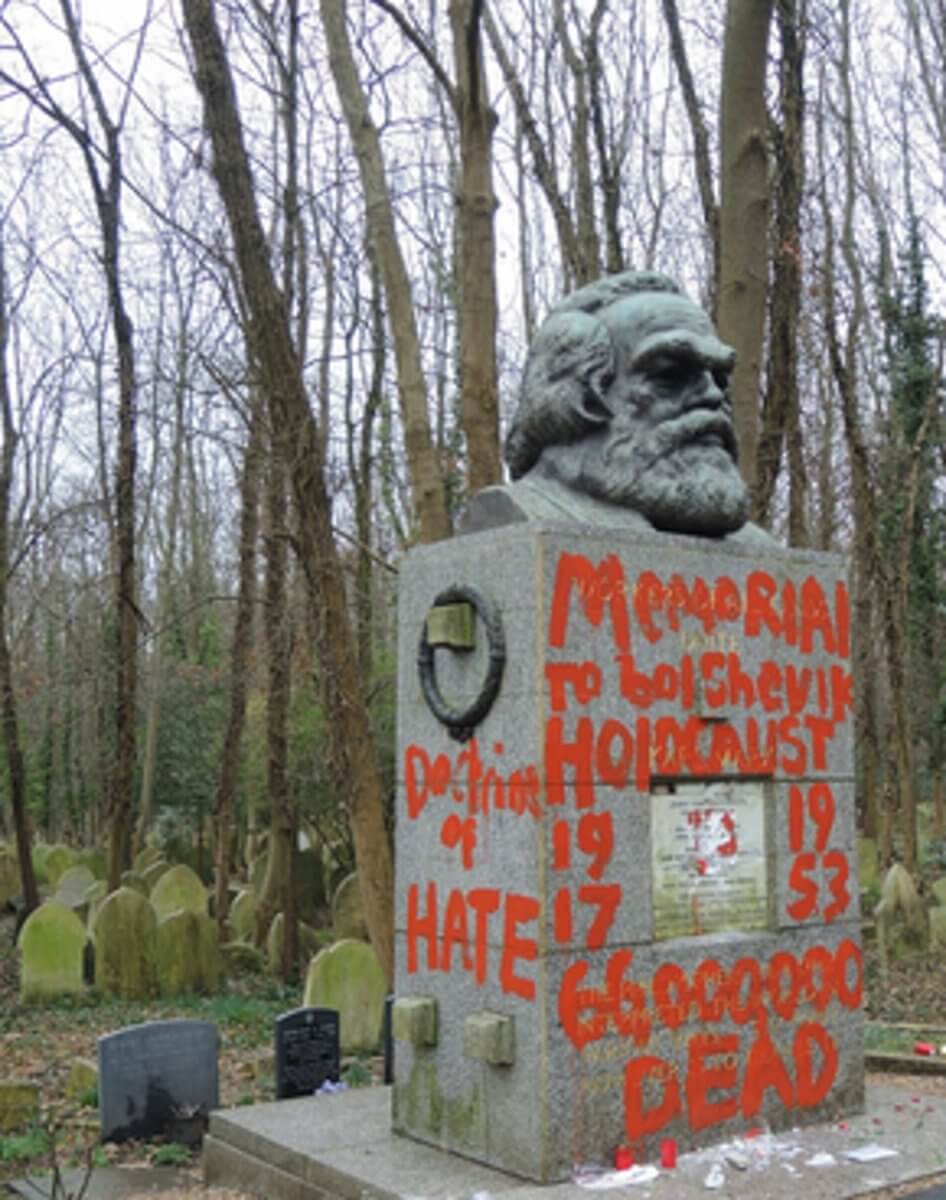 Λονδίνο: Έγραψαν με κόκκινη μπογιά στον τάφο του Καρλ Μαρξ!