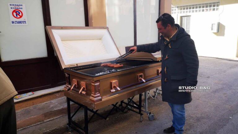 Τσικνοπέμπτη: Το φέρετρο – ψησταριά που τους «κούφανε» στο Ναύπλιο – video | Newsit.gr Τσικνοπέμπτη: Το φέρετρο – ψησταριά που τους «κούφανε» στο Ναύπλιο – video | Newsit.gr