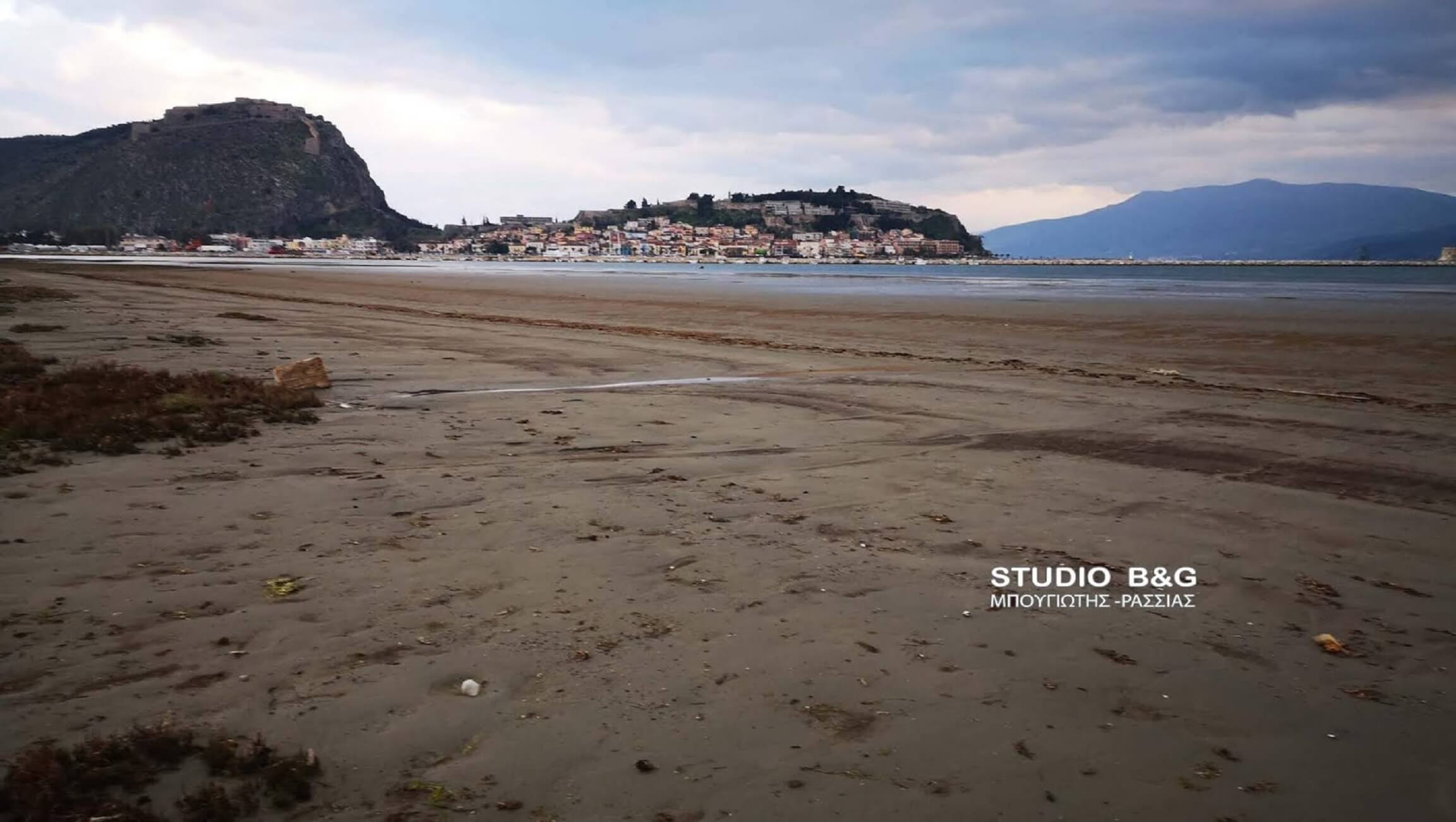 Χάθηκε η θάλασσα! Εντυπωσιακή άμπωτη στο Ναύπλιο – video, pics