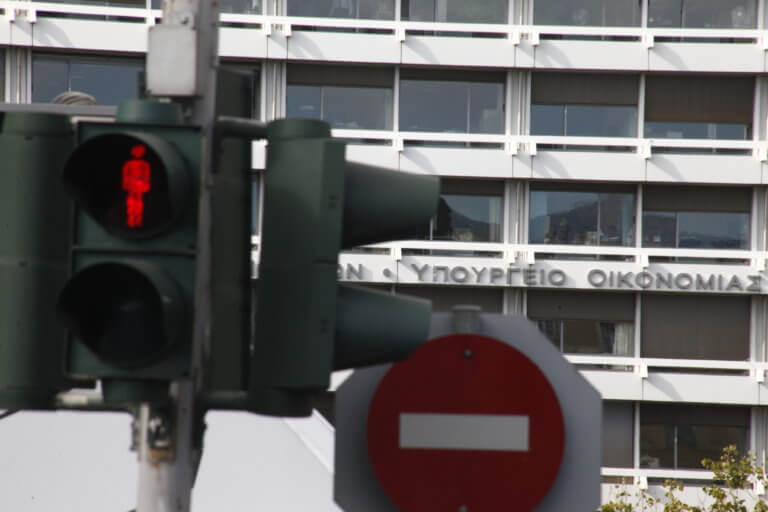 Ανατολίτικα παζάρια στο παρά πέντε της ψήφισης του νόμου για την προστασία της πρώτης κατοικίας | Newsit.gr Ανατολίτικα παζάρια στο παρά πέντε της ψήφισης του νόμου για την προστασία της πρώτης κατοικίας | Newsit.gr