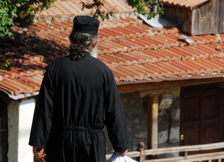 Λαμία: Ξανά στο εδώλιο ο παπάς που ασέλγησε σε νεαρό με βαριά νοητική στέρηση