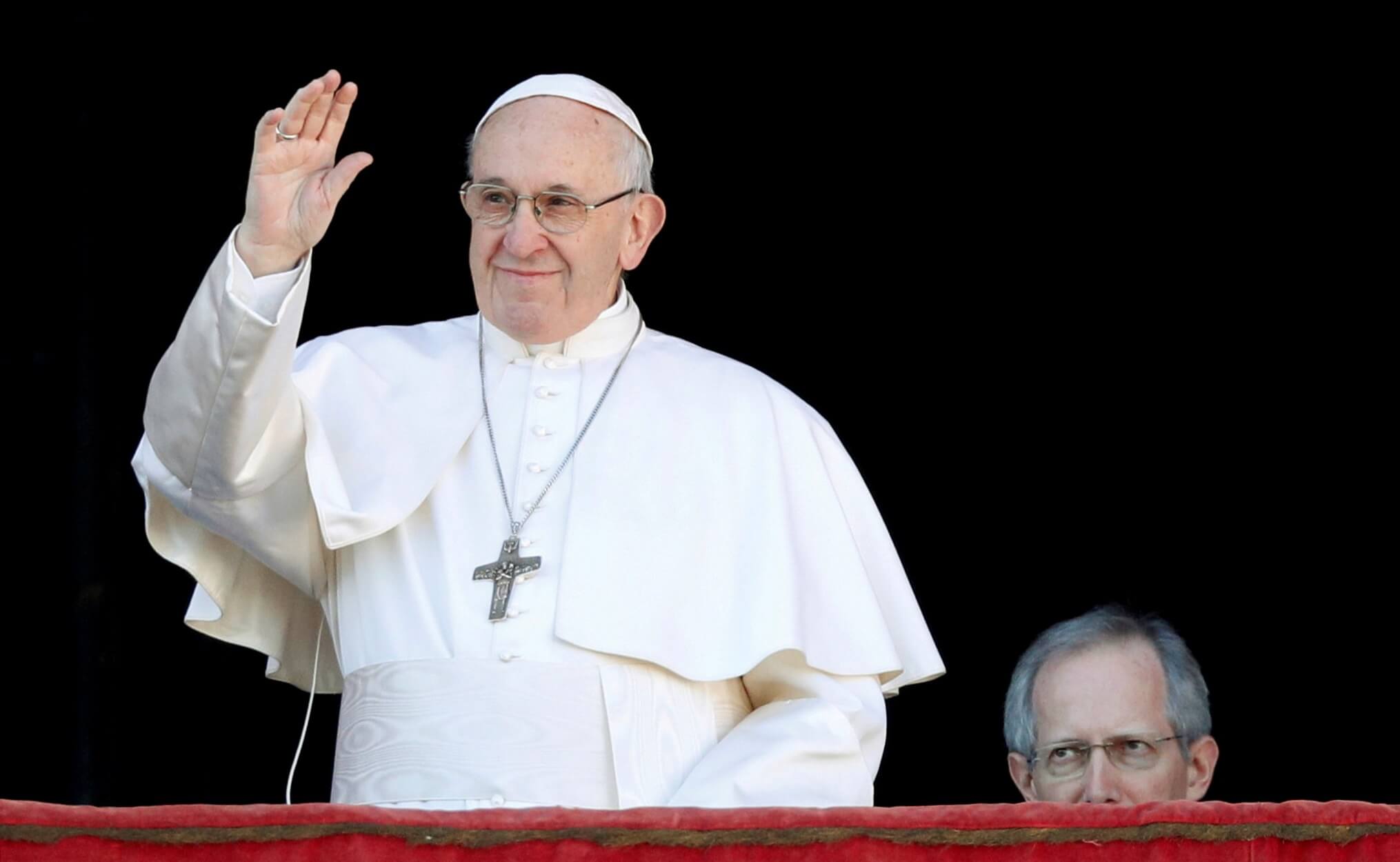 Ο Πάπας Φραγκίσκος στέλνει παγκόσμιο μήνυμα με μία καρφίτσα!