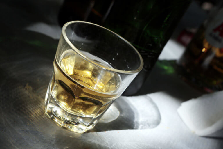 Έπεσε νεκρός στο μπαρ ξενοδοχείου που έπινε το ποτό του - Σε σοκ οι αυτόπτες μάρτυρες στην Κρήτη