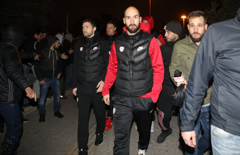 Ολυμπιακός: Υποδοχή στο ΣΕΦ και μήνυμα στήριξης! «Όλες οι Χούντες πέφτουν» pics | Newsit.gr Ολυμπιακός: Υποδοχή στο ΣΕΦ και μήνυμα στήριξης! «Όλες οι Χούντες πέφτουν» pics | Newsit.gr