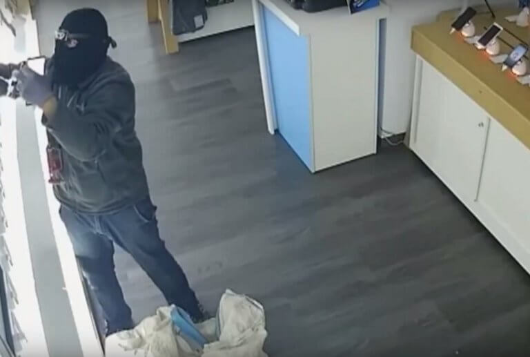 Βίντεο – σοκ από τη δράση της σπείρας που έκλεβε καταστήματα κινητής τηλεφωνίας | Newsit.gr Βίντεο – σοκ από τη δράση της σπείρας που έκλεβε καταστήματα κινητής τηλεφωνίας | Newsit.gr