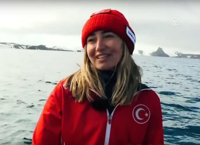 Τουρκάλα καταδύτρια βούτηξε χωρίς μπουκάλες οξυγόνου στην Ανταρκτική