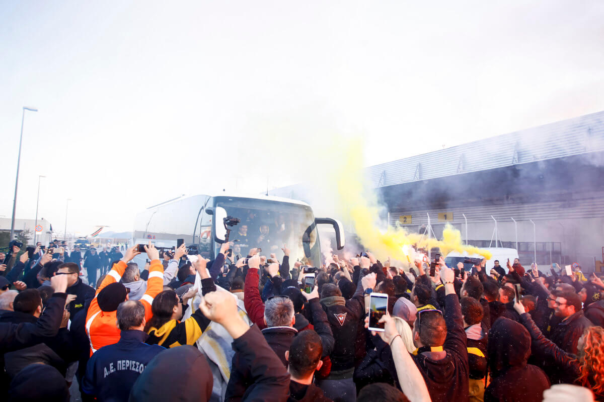 AEK: Υποδοχή πρωταθλητών! “Τρέλα” για τους παίκτες της Ένωσης στο αεροδρόμιο – video