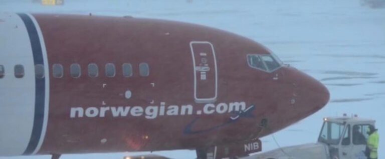 Εκκενώνεται το νορβηγικό αεροπλάνο - Βγάζουν τους επιβάτες δέκα - δέκα!