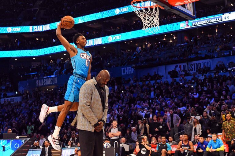 All Star Game: Ο Ντιάλο κάρφωσε με τον αγκώνα πάνω από τον Σακίλ Ο’Νιλ! Απίστευτο κάρφωμα – video | Newsit.gr All Star Game: Ο Ντιάλο κάρφωσε με τον αγκώνα πάνω από τον Σακίλ Ο’Νιλ! Απίστευτο κάρφωμα – video | Newsit.gr