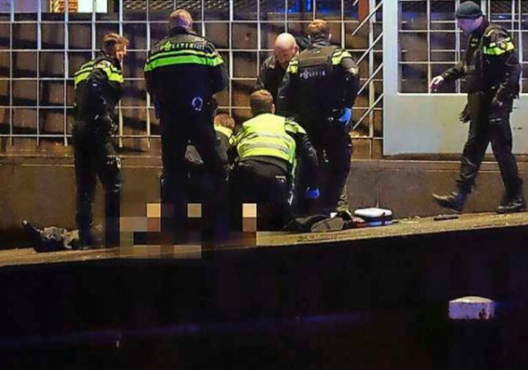 Συναγερμός στο Άμστερνταμ! «Βροχή» πυροβολισμών και ένας νεκρός στο κτίριο της κεντρικής τράπεζας! video | Newsit.gr Συναγερμός στο Άμστερνταμ! «Βροχή» πυροβολισμών και ένας νεκρός στο κτίριο της κεντρικής τράπεζας! video | Newsit.gr
