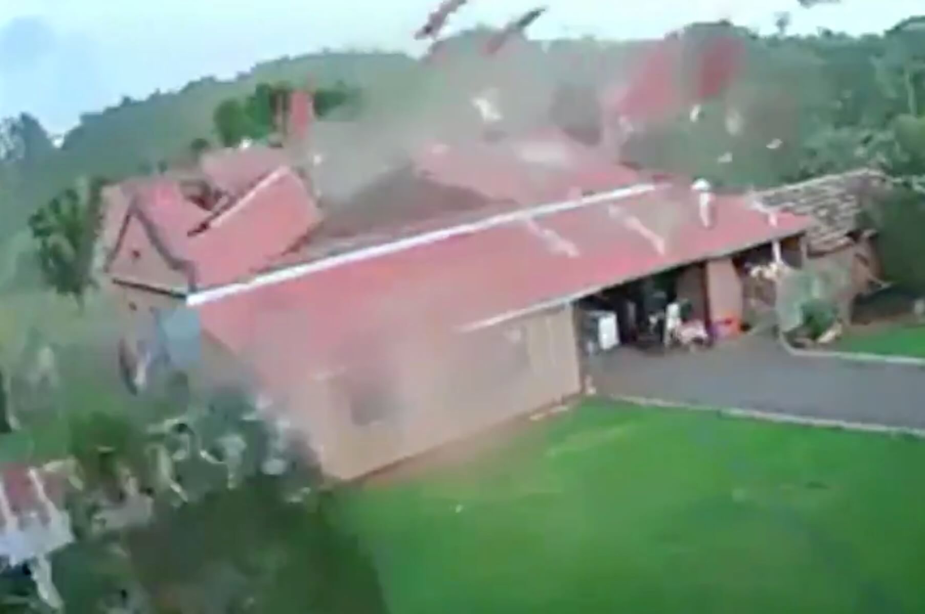 Η στιγμή που δυνατός άνεμος ξηλώνει ένα ολόκληρο σπίτι [video]