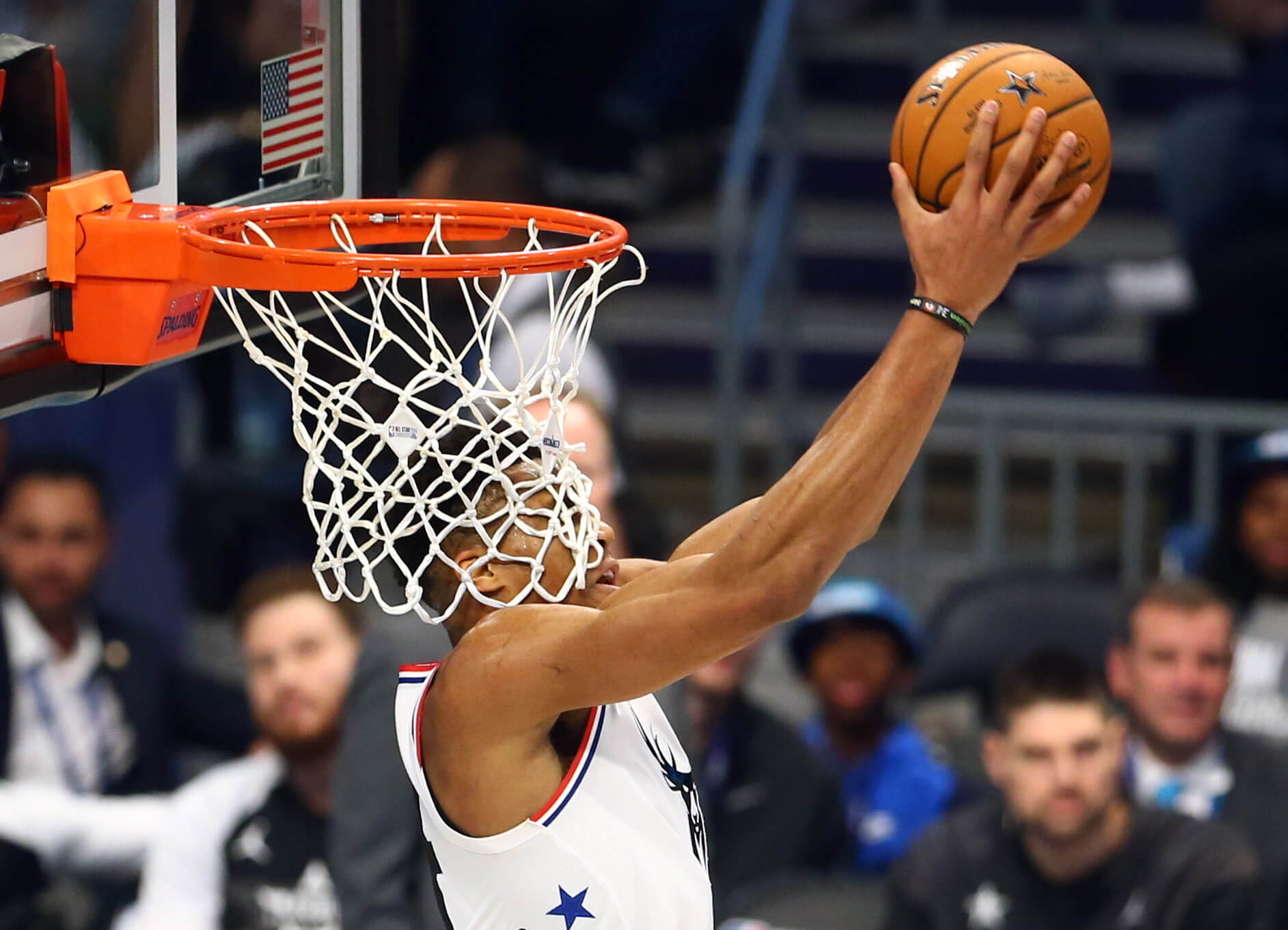 All Star Game: “Τρελή” συνεργασία! Αντετοκούνμπο και Κάρι στη φάση του αγώνα – video