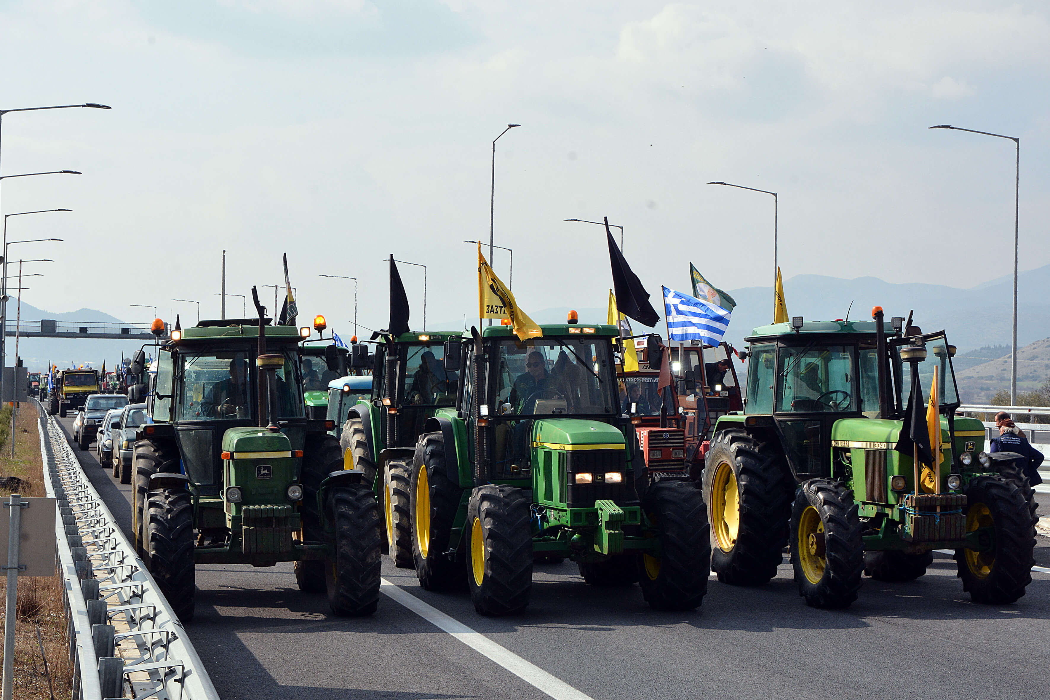 Οι αγρότες έκλεισαν την εθνική οδό στα Τέμπη αλλά… μόνο για λίγα λεπτά