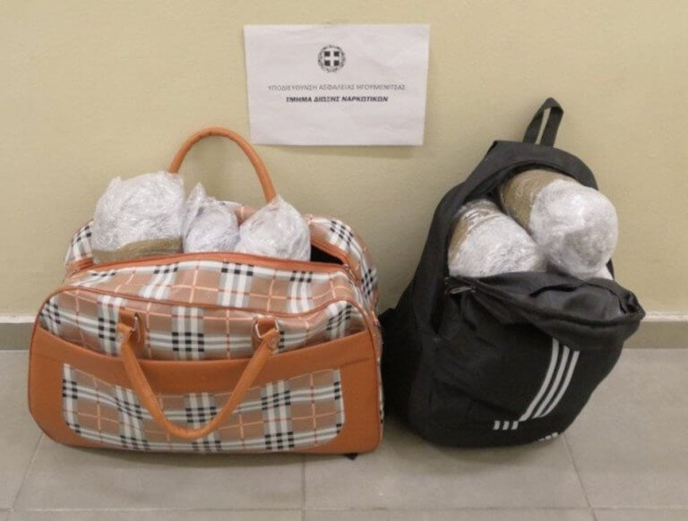 Θεσπρωτία: Ο οδηγός της μηχανής πιάστηκε με αυτές τις τσάντες – Στο φως τα ένοχα μυστικά του [pics]