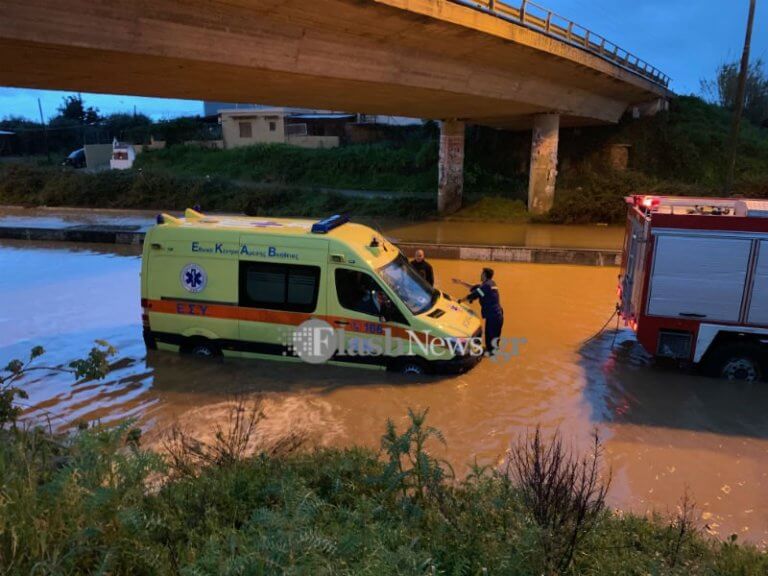 Χανιά: Μέχρι και ασθενοφόρο εγκλωβίστηκε από την απίστευτη βροχόπτωση – video