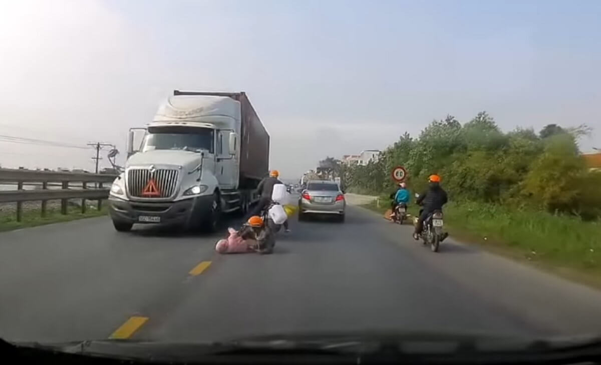 Συγκλονιστικό! Μητέρα έσωσε το παιδί της από τις ρόδες ενός φορτηγού! – video