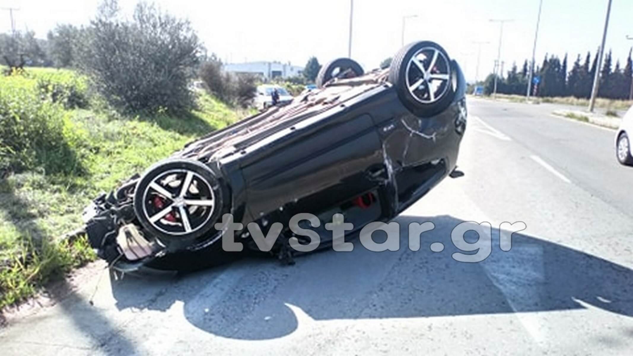 Τούμπαρε αυτοκίνητο στον κόμβο του νοσοκομείου της Θήβας [pics]