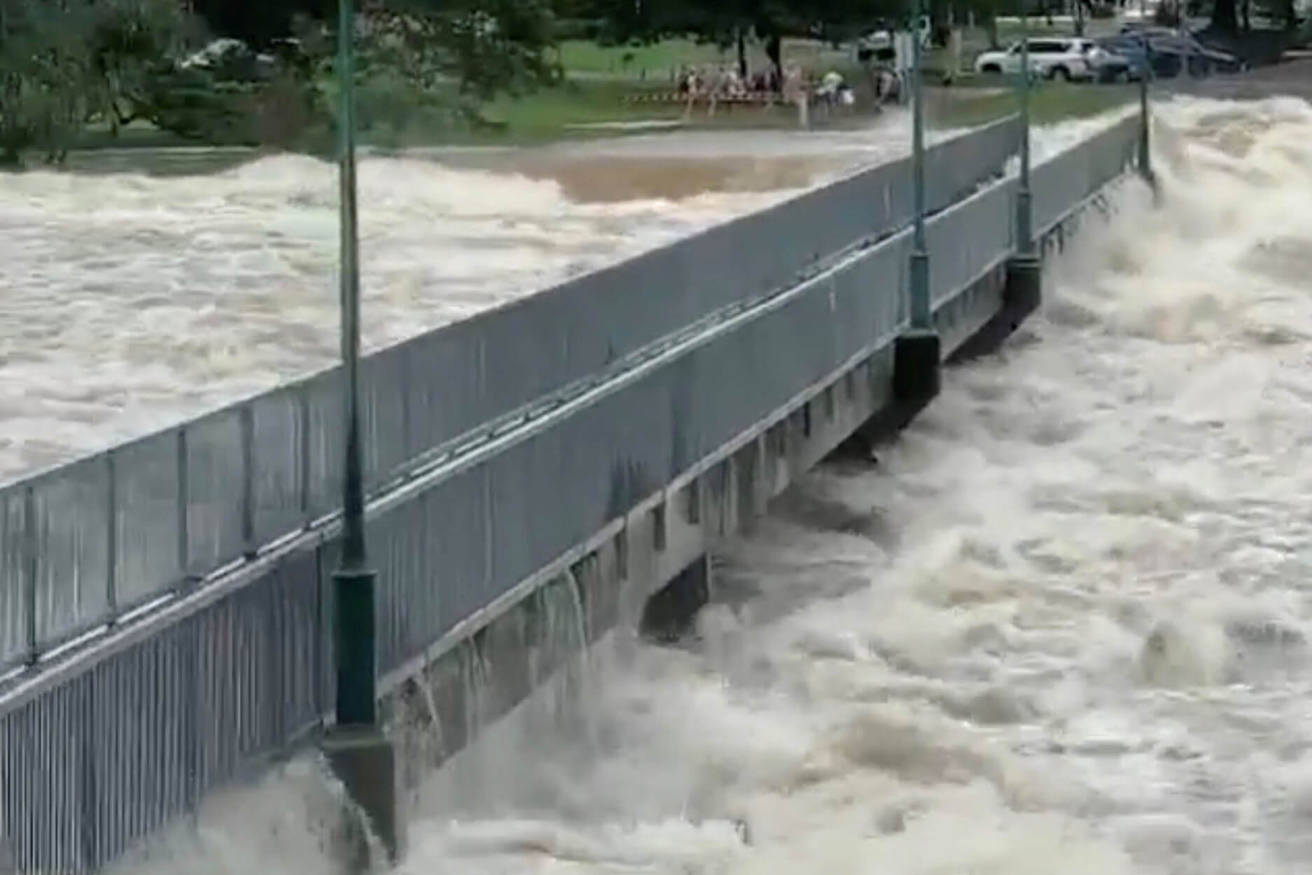 Αυστραλία: Μετά τον καύσωνα οι πλημμύρες – Κροκόδειλοι στους δρόμους! [pics, video]