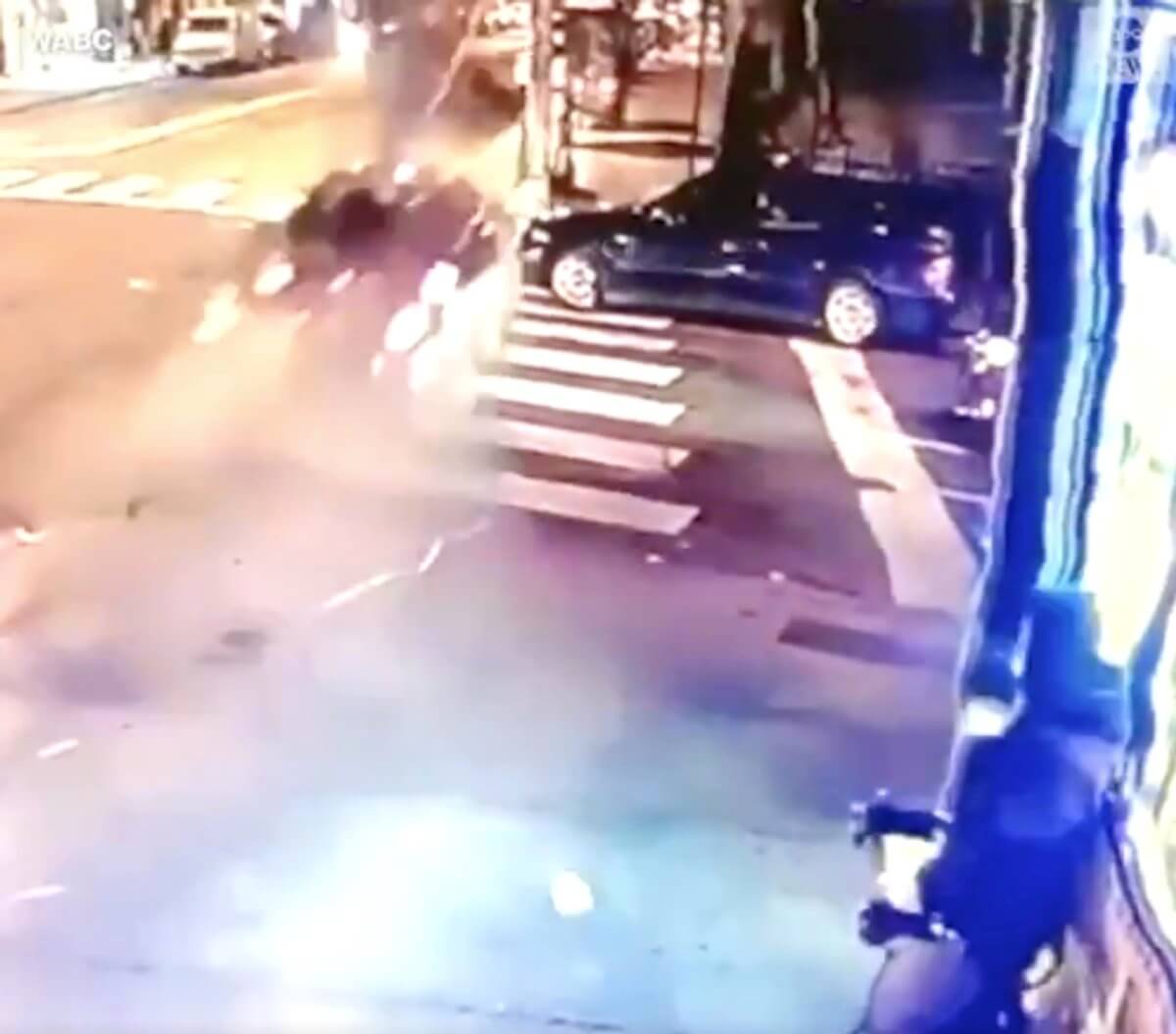 Τρελή πορεία ΙΧ! Πέρασε ξυστά από πεζό πριν τα διαλύσει όλα! [video]