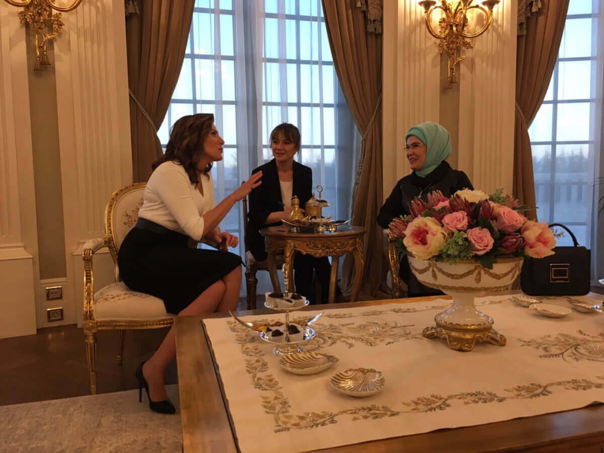Μπέτυ Μπαζιάνα – Εμινέ Ερντογάν: Τσάι και… συμπάθεια στο “Λευκό Παλάτι” – video