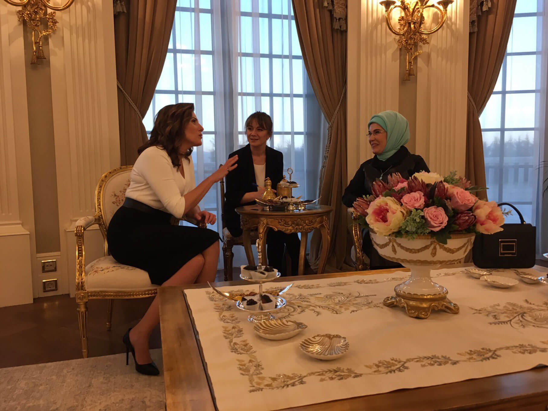 Μπέτυ Μπαζιάνα – Εμινέ Ερντογάν: Τσάι και… συμπάθεια στο “Λευκό Παλάτι” – video