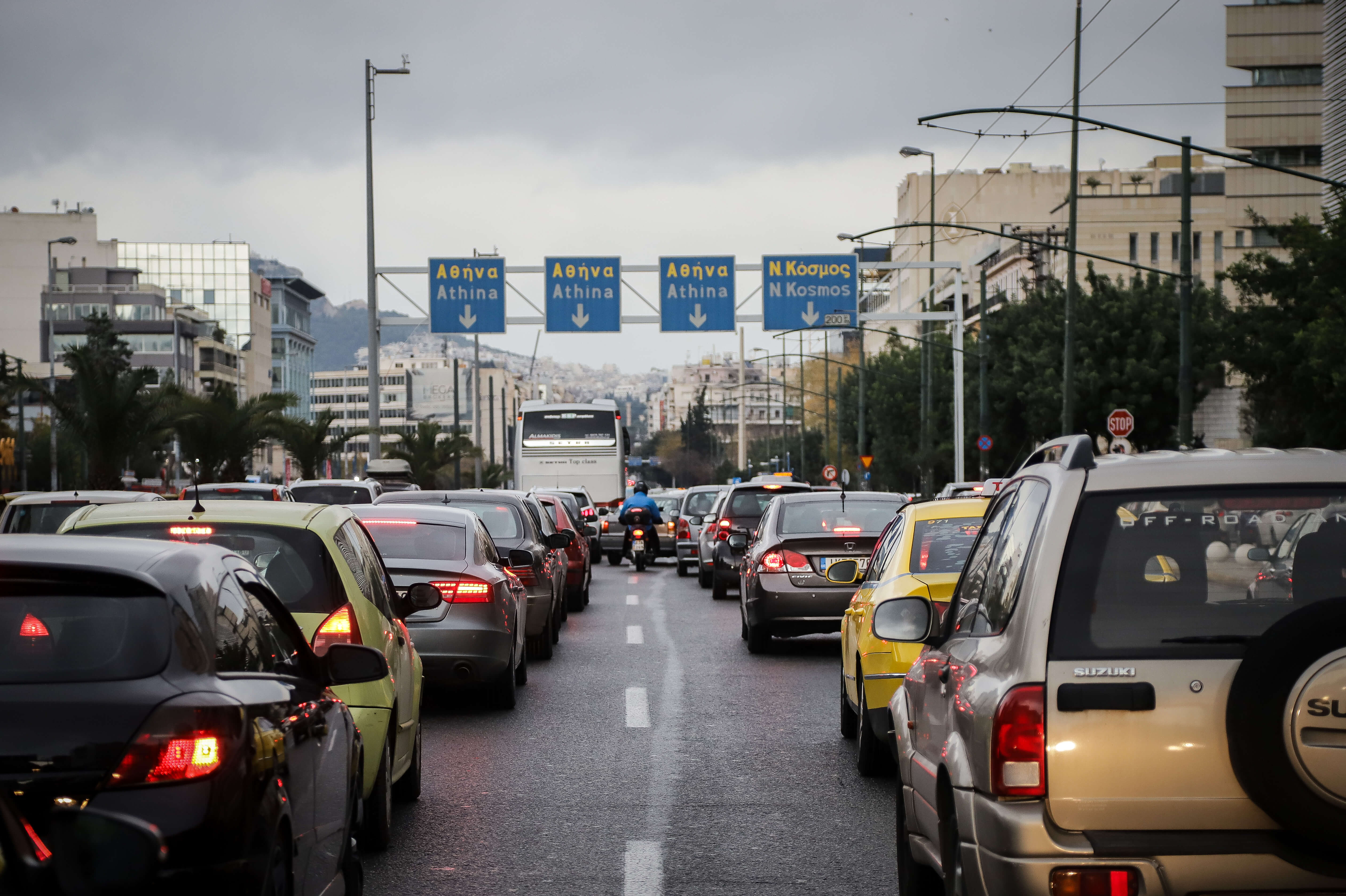 Κίνηση παντού στην Αθήνα – Μπλοκαρισμένοι κεντρικοί δρόμοι