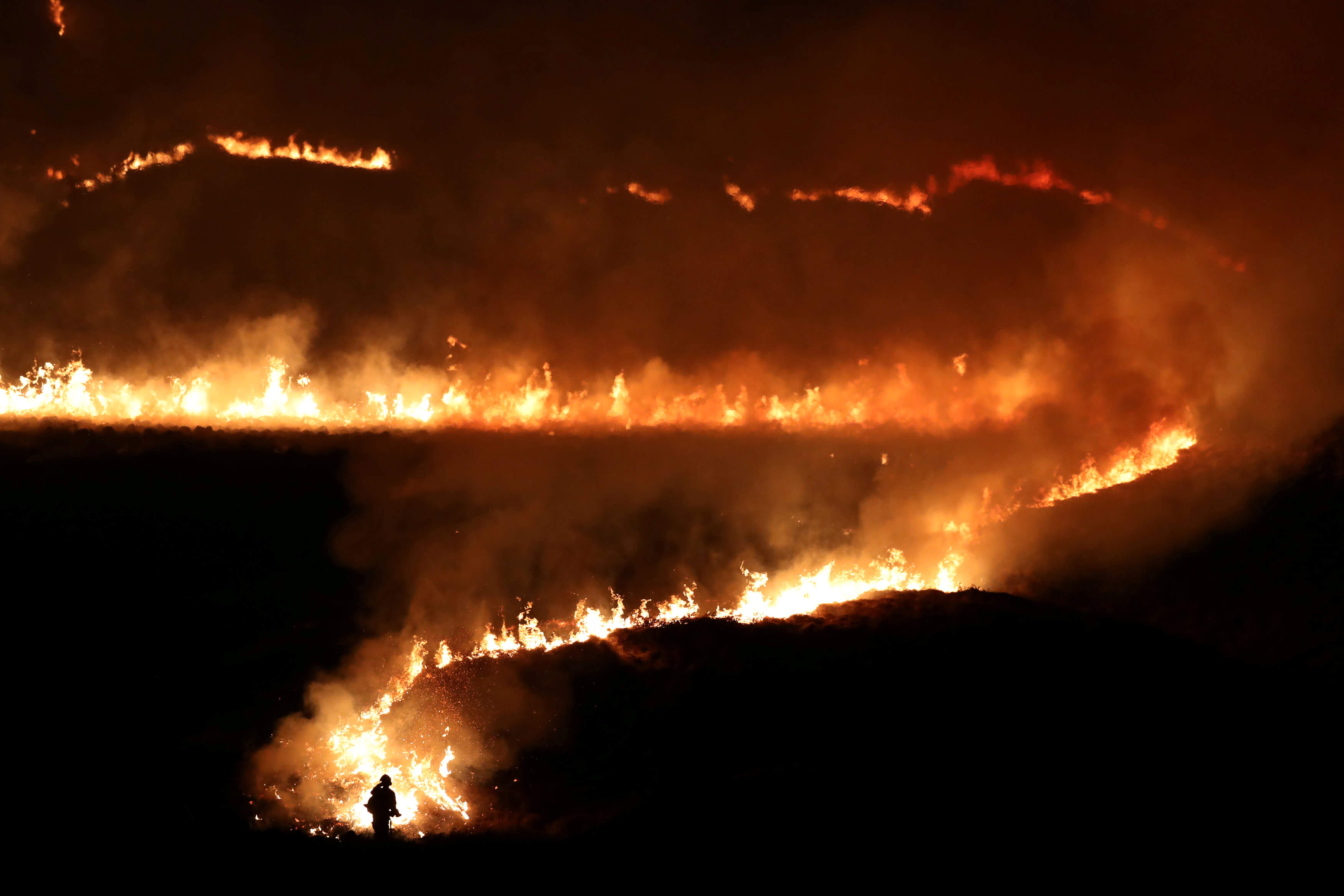 Στις φλόγες η Βρετανία – Τεράστια φωτιά στο Σάντλγουερθ Μουρ [pics]