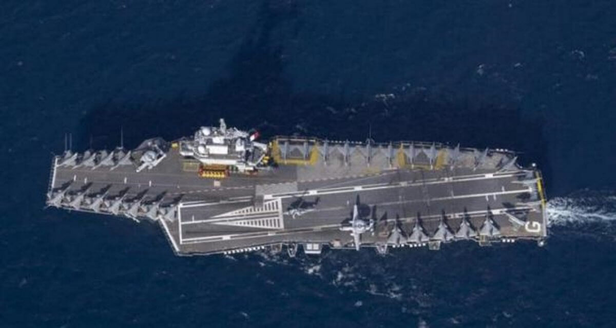 Το αεροπλανοφόρο Charles De Gaulle βγήκε “βόλτα” στη Μεσόγειο οπλισμένο σαν αστακός!