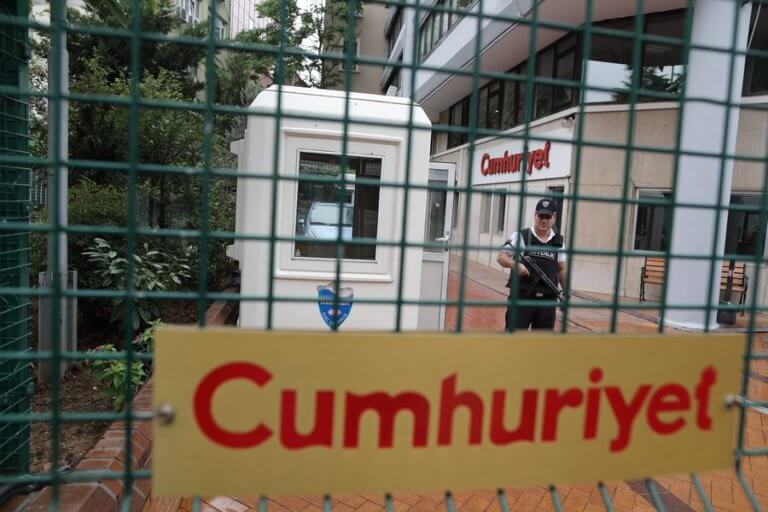 Τουρκία: Επικυρώθηκαν οι ποινές εναντίον δημοσιογράφων της Cumhuriyet για… τρομοκρατία