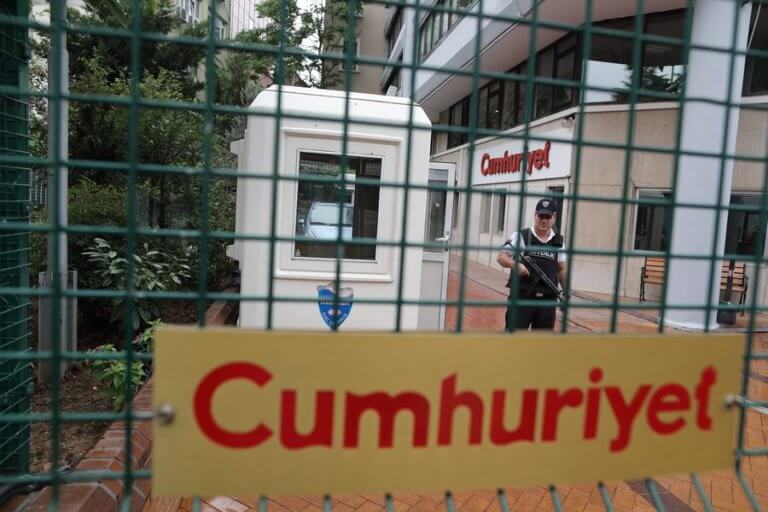 Τουρκία: Επικυρώθηκαν οι ποινές εναντίον δημοσιογράφων της Cumhuriyet για… τρομοκρατία | Newsit.gr Τουρκία: Επικυρώθηκαν οι ποινές εναντίον δημοσιογράφων της Cumhuriyet για… τρομοκρατία | Newsit.gr