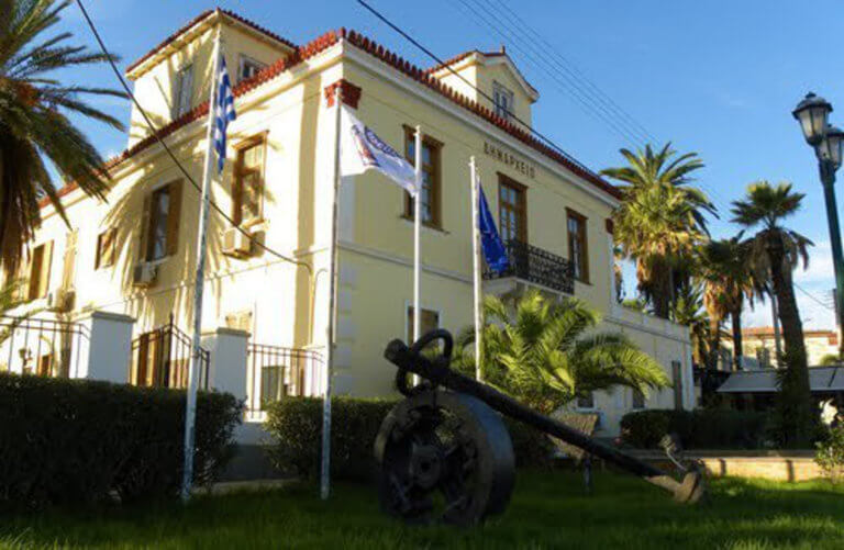 Κερατέα: Αντιδήμαρχος χαστούκισε υπάλληλο για… μια λάμπα! | Newsit.gr Κερατέα: Αντιδήμαρχος χαστούκισε υπάλληλο για… μια λάμπα! | Newsit.gr