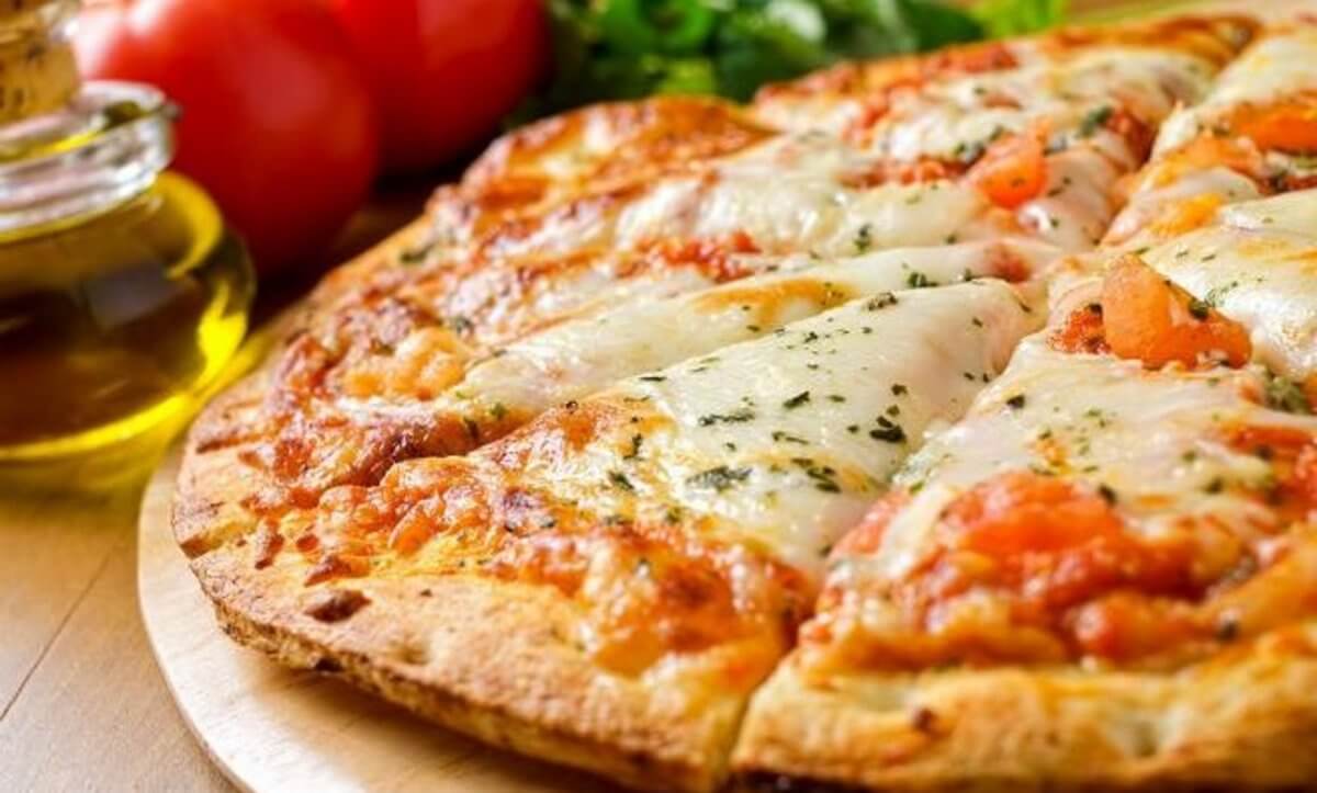 Τι απαντά η γνωστή πιτσαρία για τον σάλο με το “έρχεται πίτσα”