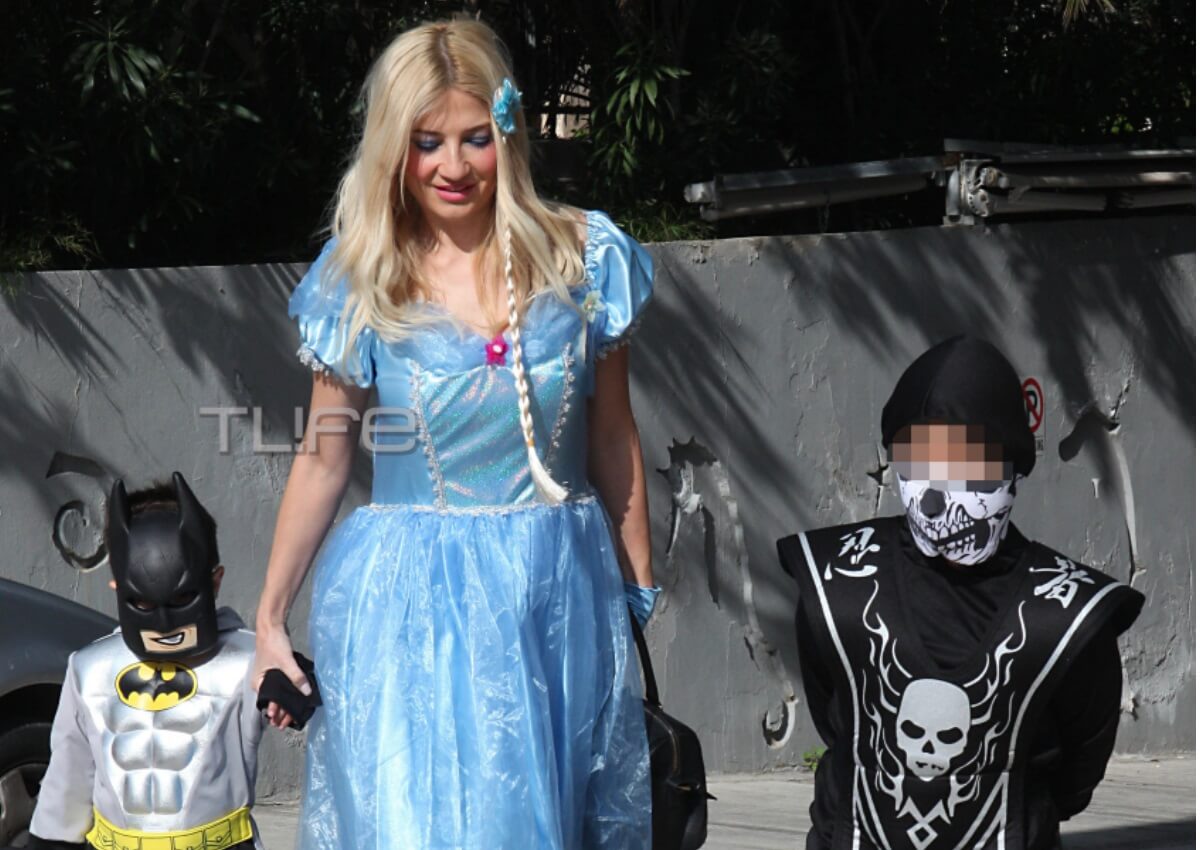 Η Φαίη Σκορδά είναι η… «βασίλισσα Έλσα»! Φωτογραφίες από τη μεταμφίεσή της σε μασκέ πάρτι με τους γιους της!