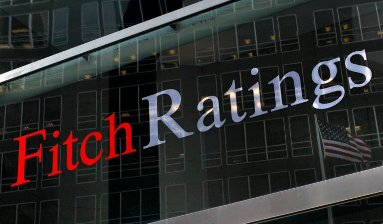 Καρότο μαστίγιο από την Fitch – Πάτε καλά αλλά υπάρχουν «βόμβες» στην οικονομία που μπορεί να φέρουν ξανά capital controls