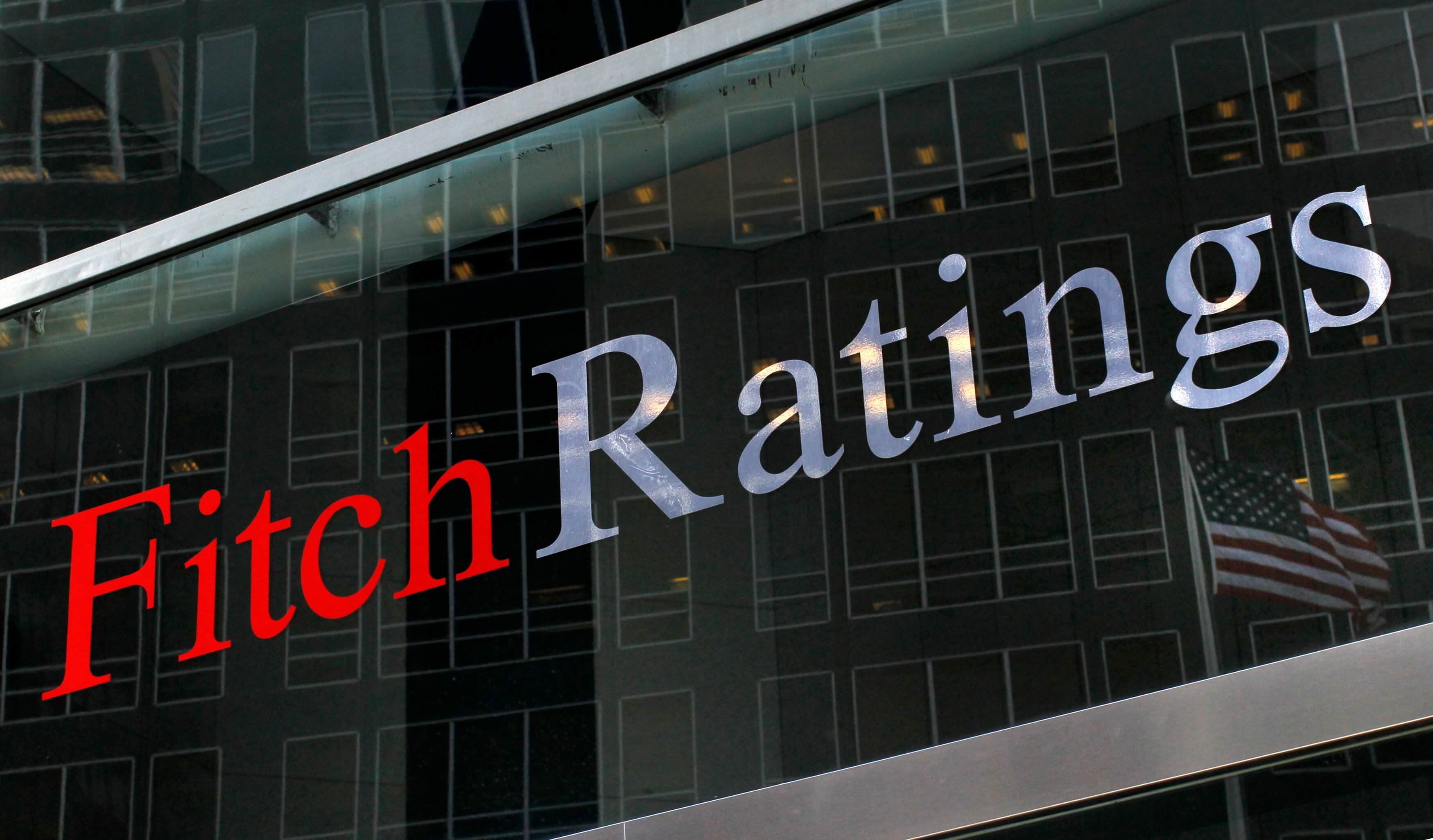 Καρότο μαστίγιο από την Fitch! Κίνδυνος νέων capital controls αν…