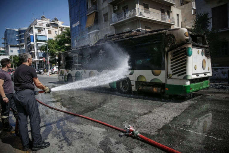 Λεωφορείο έπιασε φωτιά εν κινήσει στην λεωφόρο Μεσογείων!