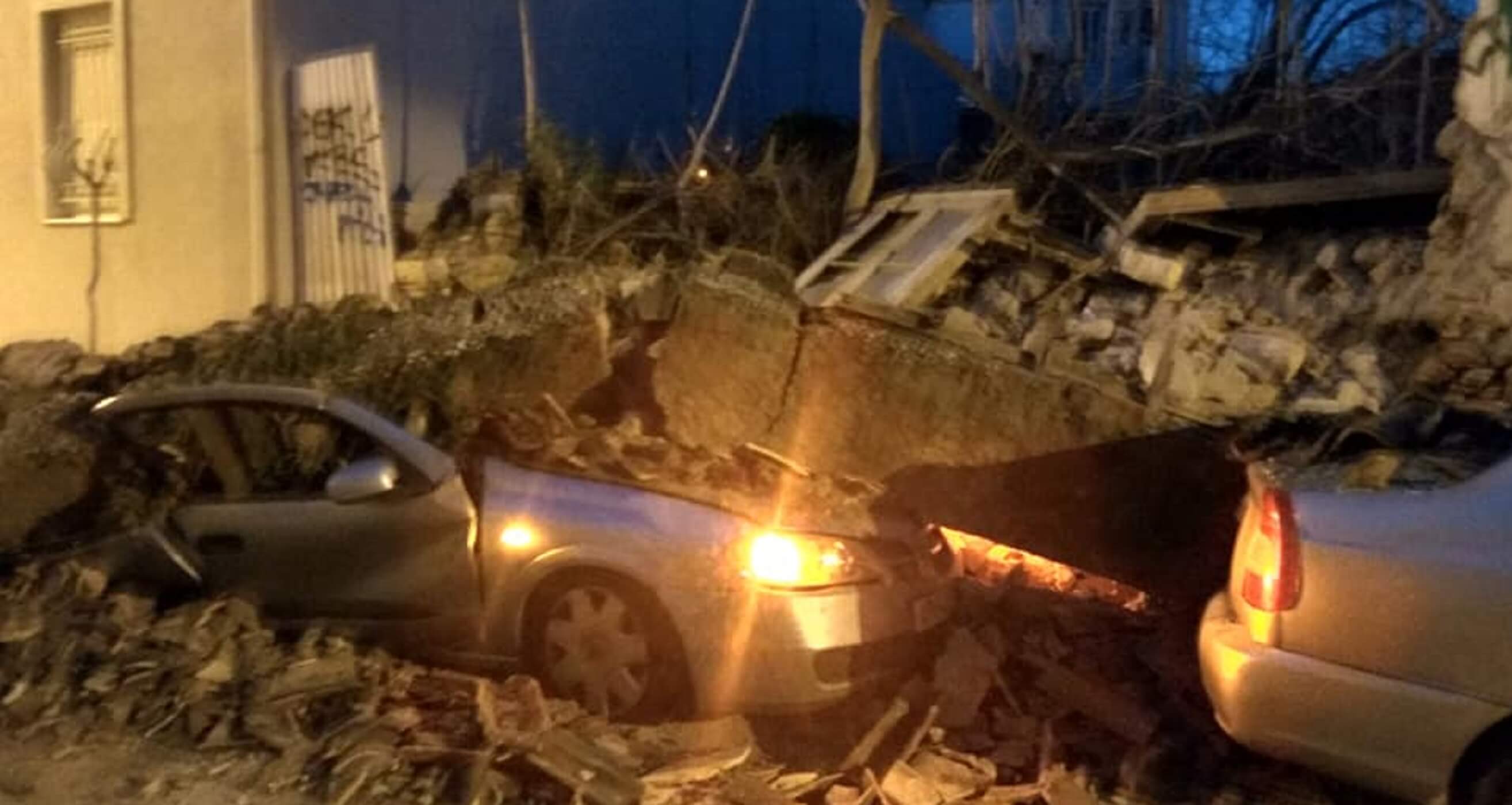 Κατέρρευσε σπίτι στο Γκάζι – Καταπλάκωσε δυο αυτοκίνητα! Συγκλονιστικές εικόνες και βίντεο από το σημείο