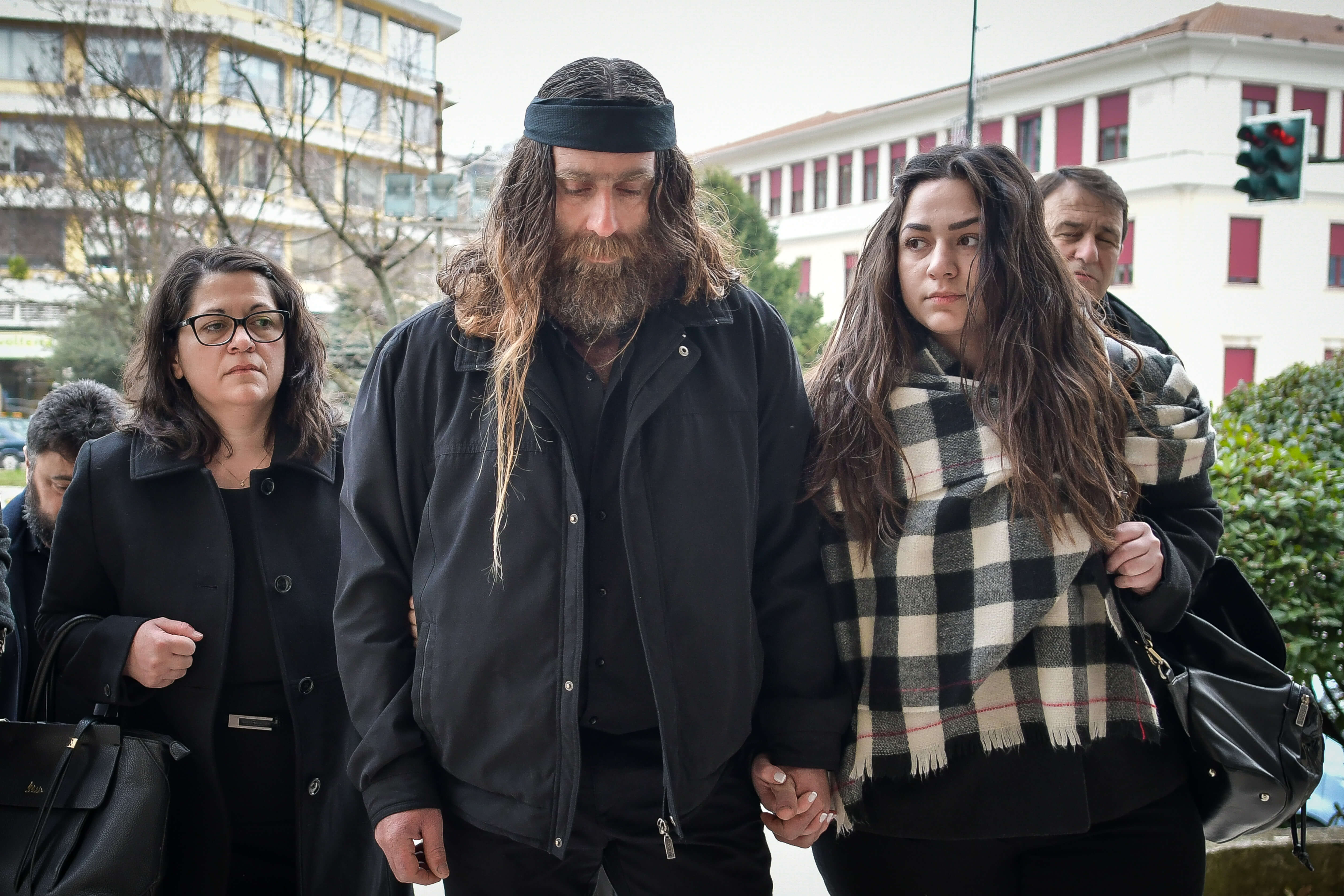 Βαγγέλης Γιακουμάκης: Ξέσπασε σε κλάματα ο πατέρας του – Οι απουσίες και η διακοπή στη δίκη