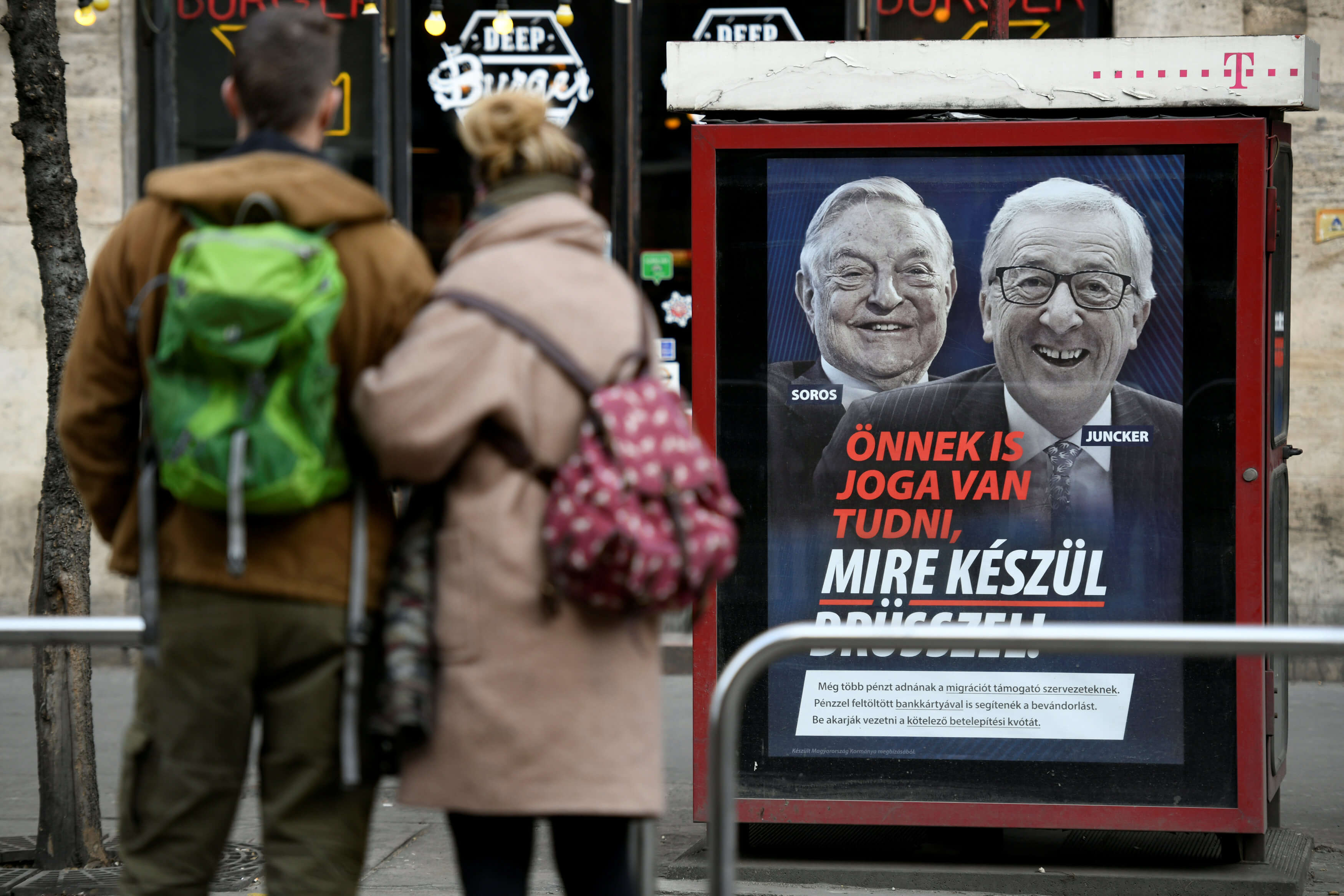 Ουγγαρία: Ακτιβιστές κατέστρεψαν τις αφίσες Όρμπαν για Γιούνκερ και Σόρος